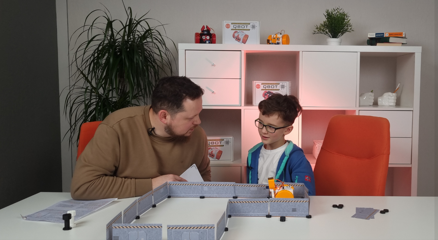 Vaikai su QBOT robotais Marso misijos užsiėmimo metu