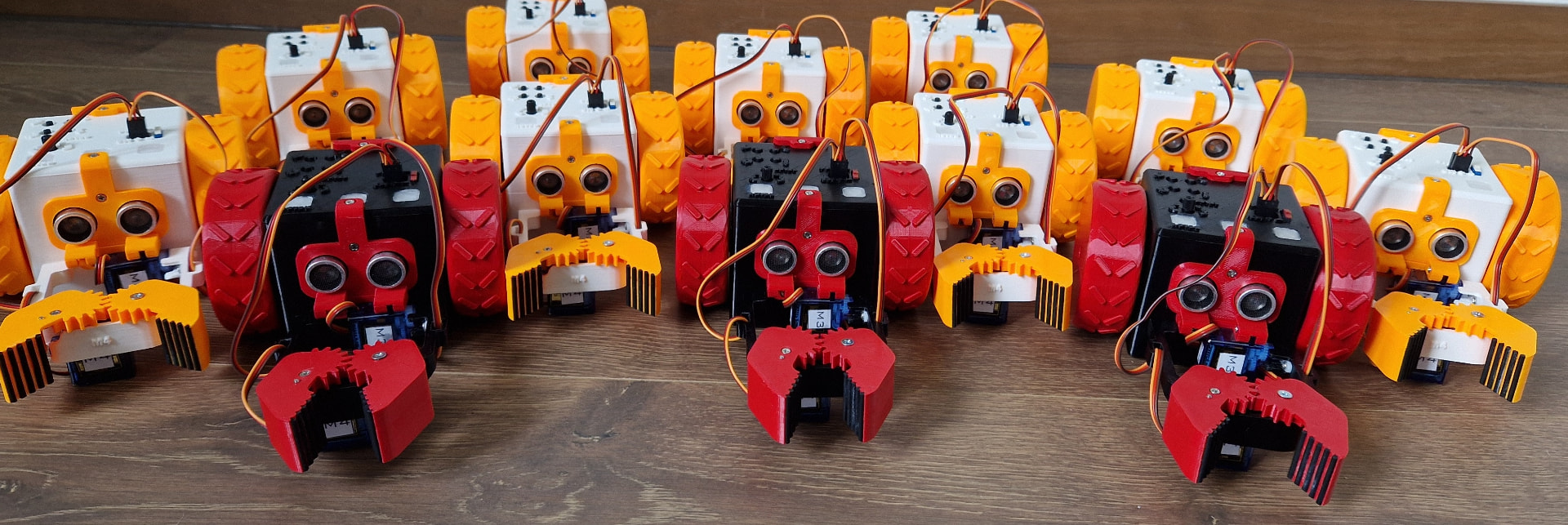 Dvylika surinktų QBOT robotų grupės užsiėmimui